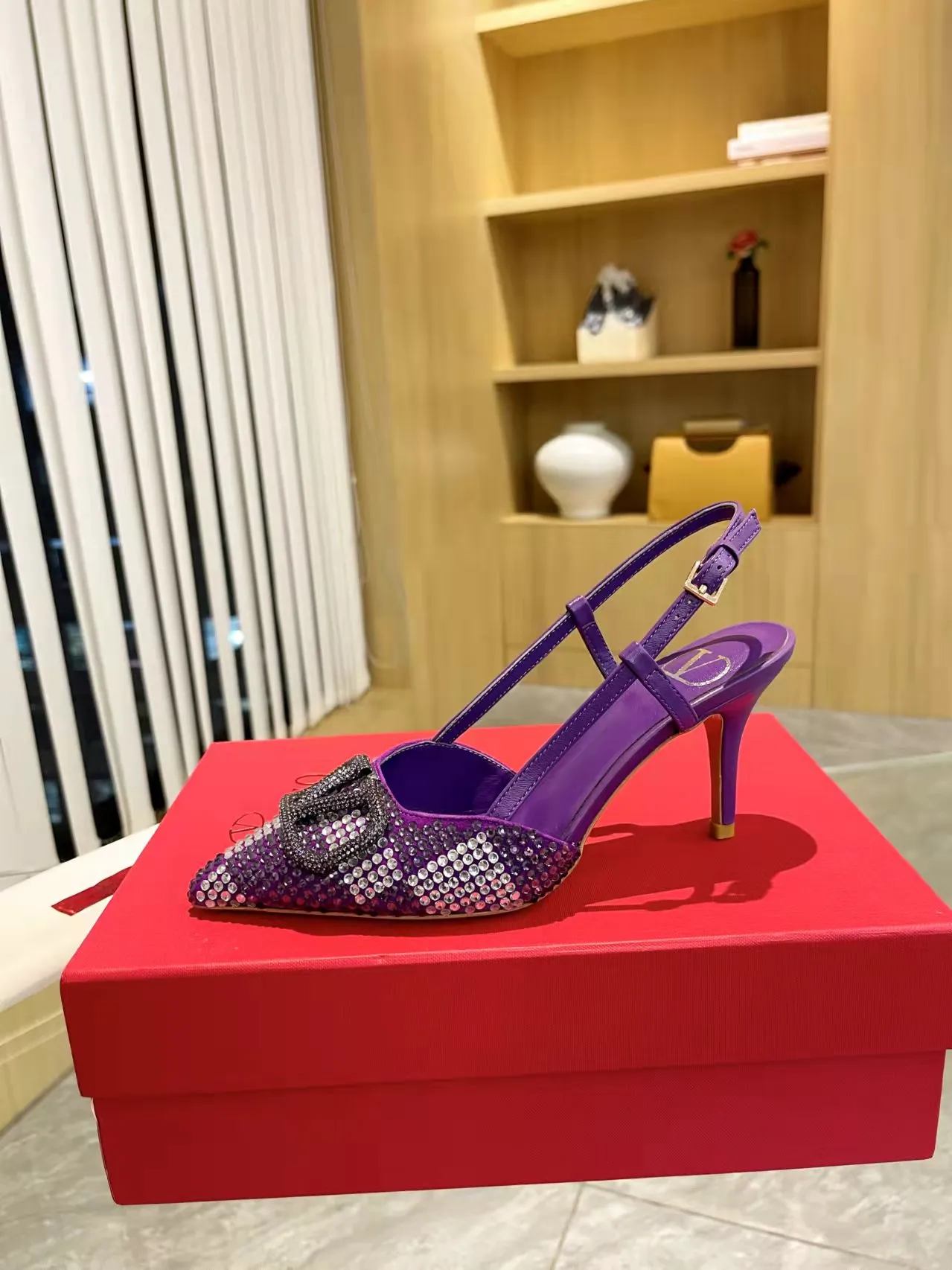 👟👟Ex-factory price 440👟👟 Genuine leather sole + 40 Kloesch diamond buckle Valentino.Valentino big v buckle single shoes ㊙️Latest series of counter genuine version with perfect details. Authentic products are made one to one. All details are consistent with genuine ones. The upper foot is very pedicure type. The key point is that it is very good and easy to control. It does not wear the feet and does not tire the feet. It is a walking artifact. The last shape is completely compared to the counter. The details are perfect. It is impossible to make such an exquisite product without the original version. Exclusive molded brass color. The highest version on the market. Fabric: imported sheepskin, lining and foot pads are all sheepskin. Color: 13 colors available. Sizes (34 to 42). Customized size 34 and 42. Non-returnable and non-exchangeable. Heel height: 7CM. Rubber sole. Genuine leather sole +40